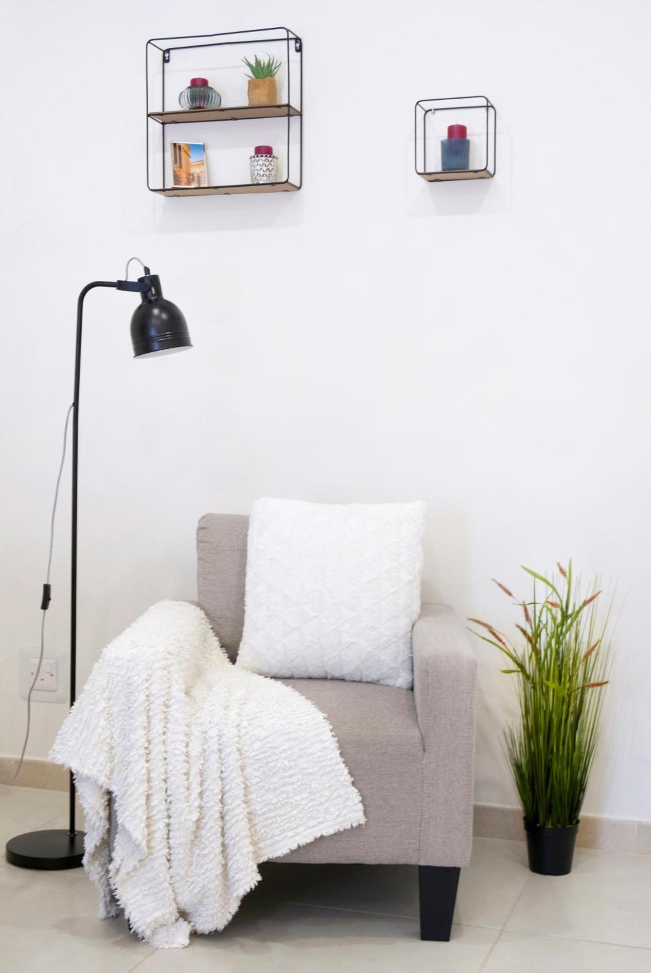 - Near Valletta & Sliema - Bus Lines Homestay *
