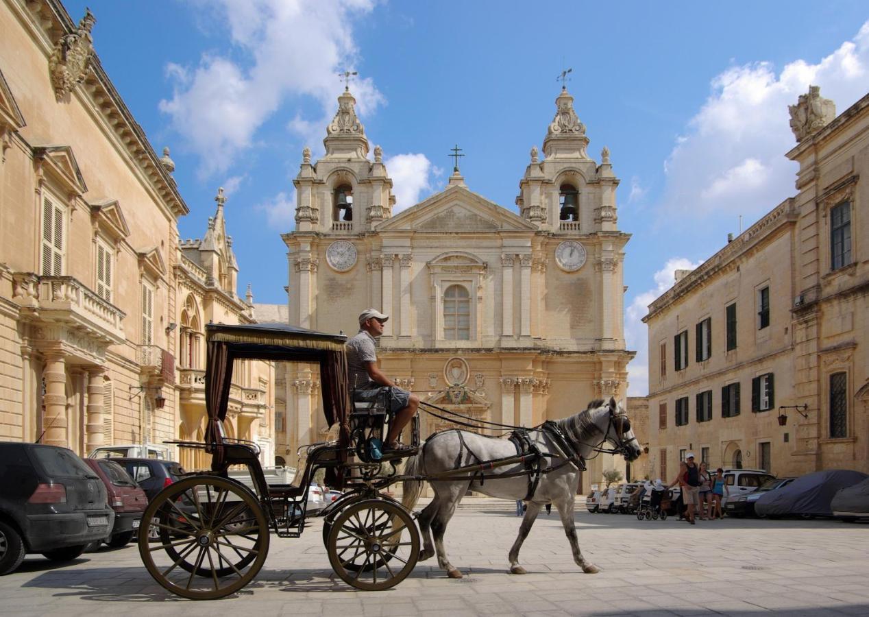 - Near Valletta & Sliema - Bus Lines Hamrun